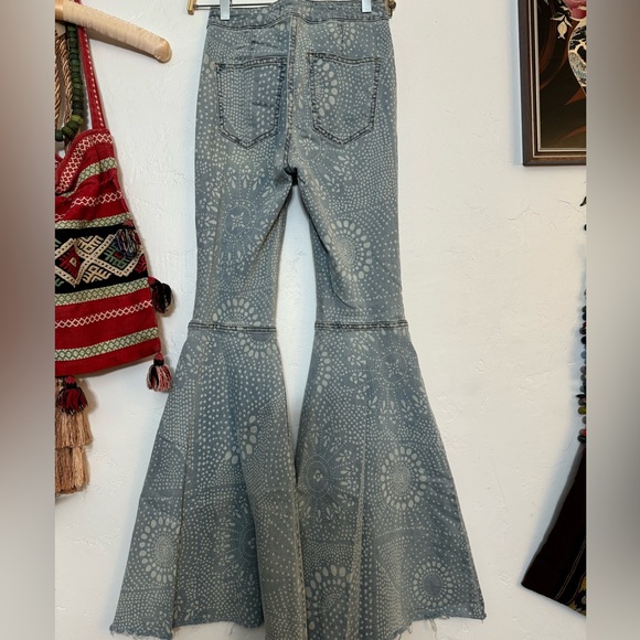 FREE PEOPLE FLOAT ON BELL BOTTOMS SZ 26 light blue batik print EUC - Picture 5 of 8